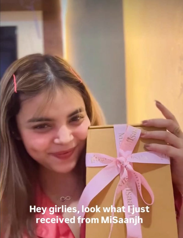 Customer unboxing a MiSaanjh gift box